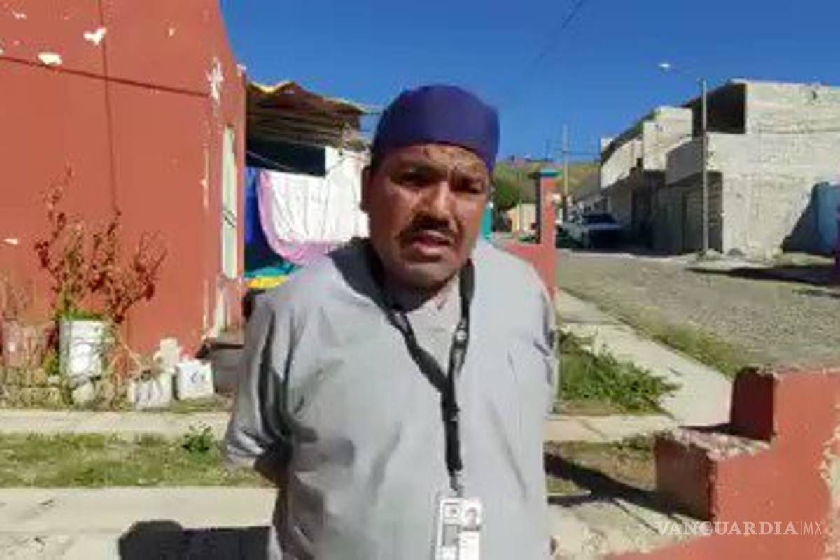 'No vale la pena arriesgar mi vida', camillero renunció y quemó su uniforme; no lo vacunaron contra COVID