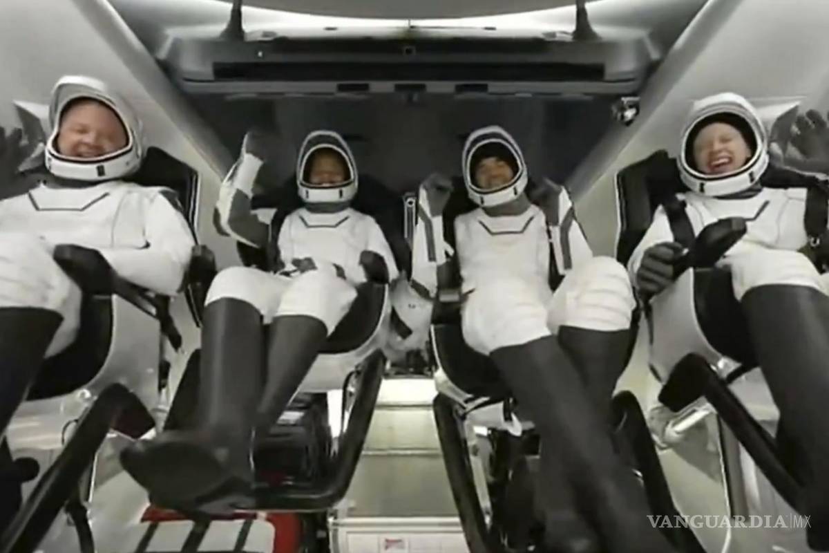 Regresan con éxito los primeros turistas especiales de la cápsula SpaceX