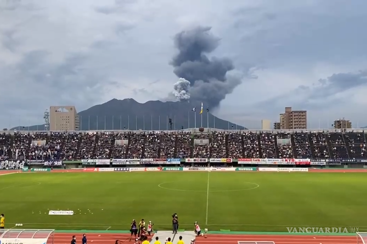 El momento en que volcán hace erupción en pleno partido de fútbol (video)