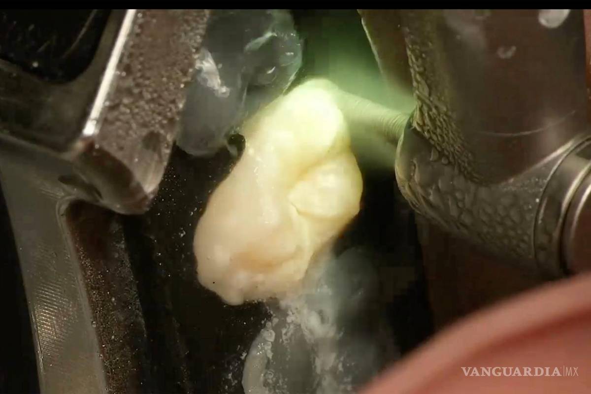 $!Primer plano de intervención robótica en un maniquí.