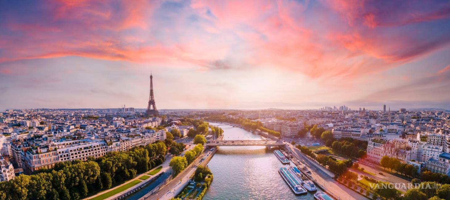 $!El sol se oculta en París, Francia en donde se observan el Río Sena y la Torre Eiffel.