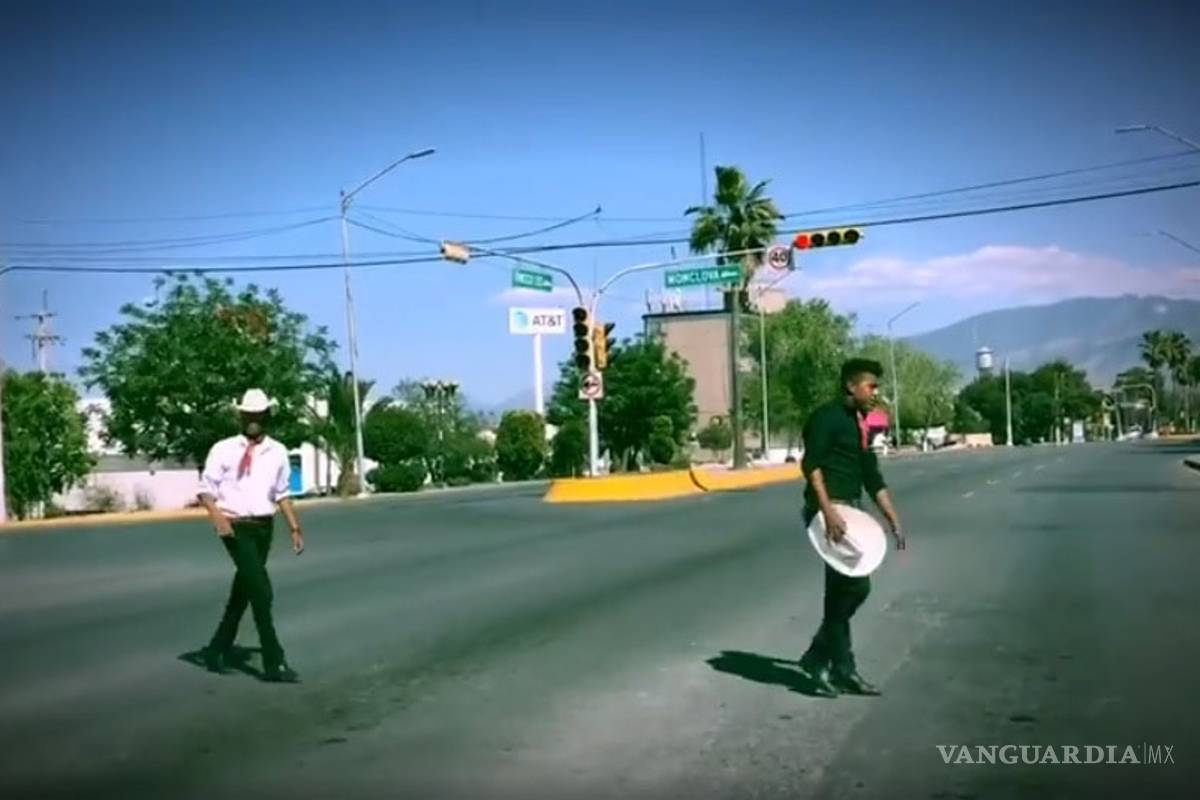 Subsisten con baile folklórico en cruceros de Saltillo