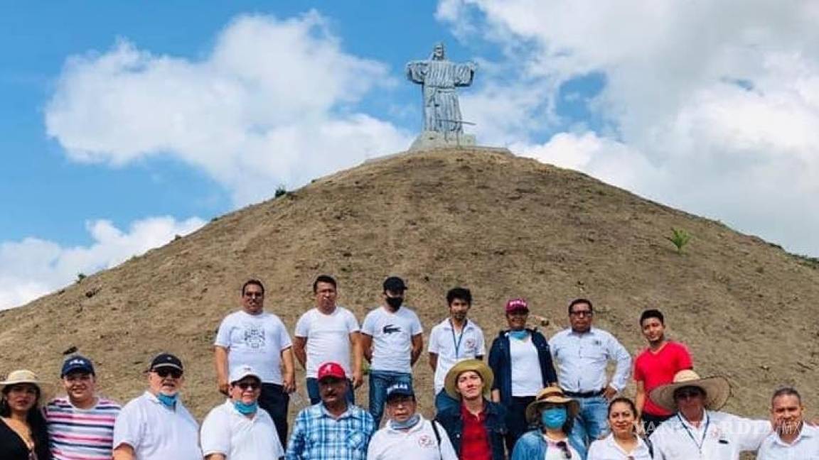 Colocan un Cristo Rey sobre pirámide prehispánica en Veracruz