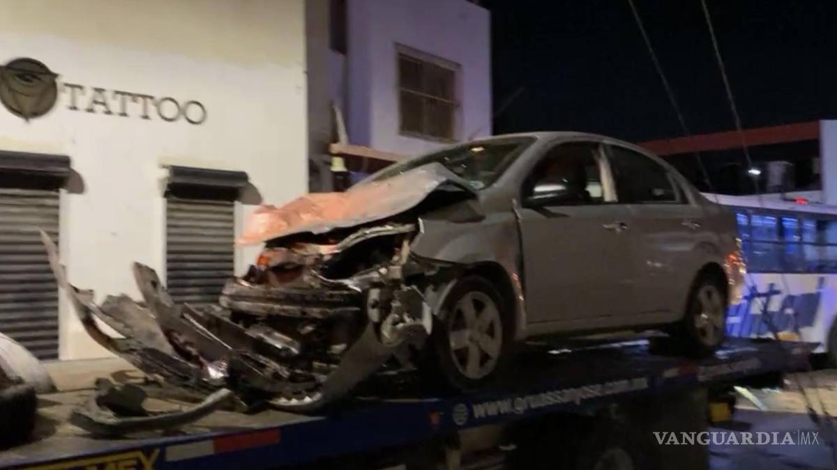 Aparatoso accidente en la Zona Centro de Saltillo en contra de un camión de transporte de personal, deja cuantiosos daños materiales