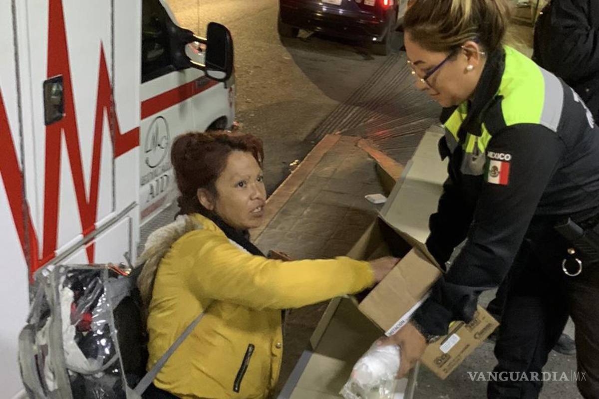 Regalan café y pan policías municipales en el exterior de la Clínica 1 del IMSS de Saltillo
