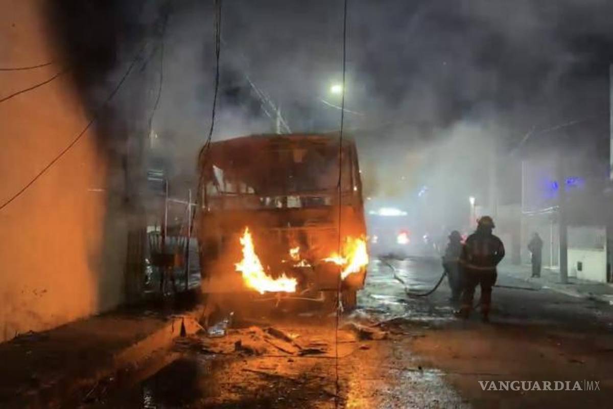 $!La unidad incendiada pertenecía a una empresa de transporte de personal.