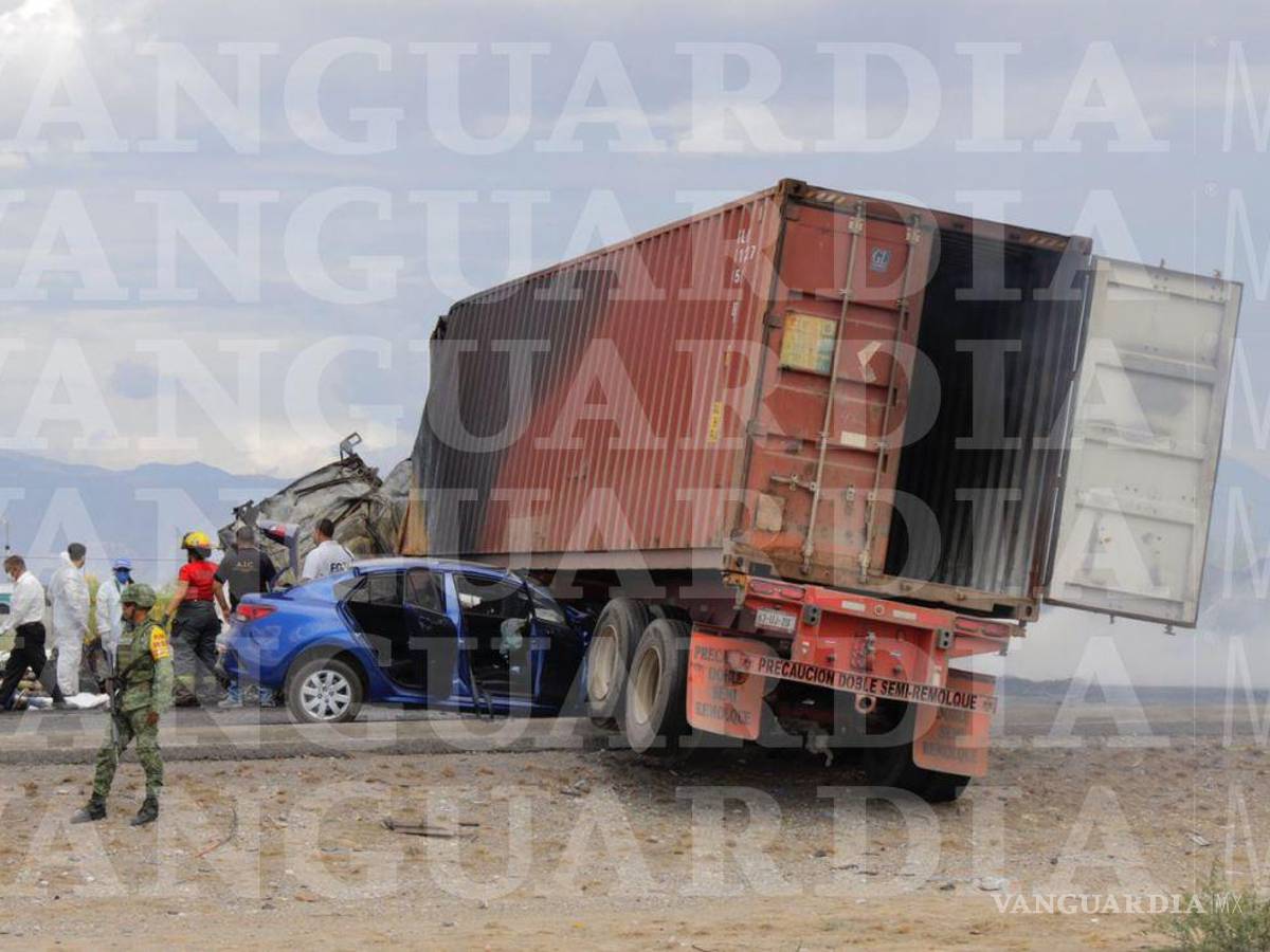 $!Dos personas más fueron rescatadas del accidente y puestas a salvo por vecinos de la colonia.