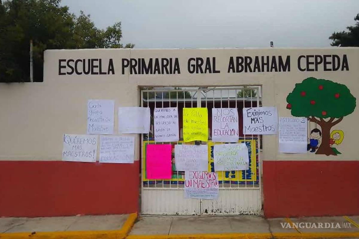 Arteaga: primaria en Los Lirios, sin maestros; papás exigen educación para sus hijos