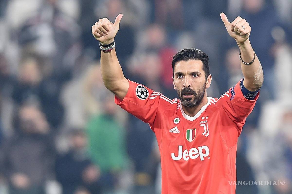 Buffon regaló sus shorts y se quedó en ropa interior