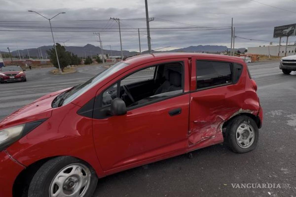 $!Elementos de Tránsito Municipal realizaron labores de abanderamiento en la zona para evitar otro percance mientras se atendía el reporte del accidente.