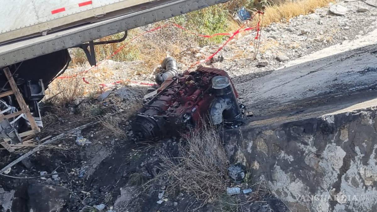 Trailero destroza su unidad en el tramo Saltillo-Los Chorros; resulta grave