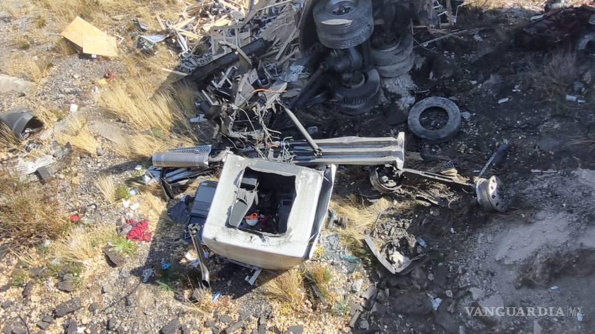 Trailero destroza su unidad en el tramo Saltillo-Los Chorros; resulta grave