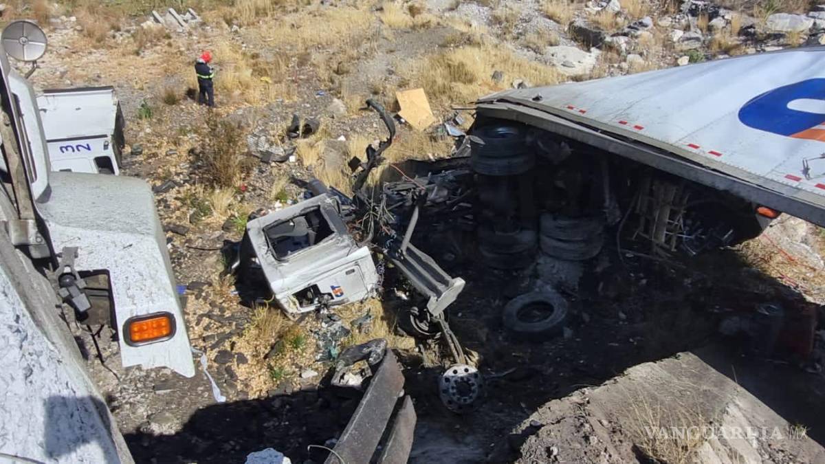 Trailero destroza su unidad en el tramo Saltillo-Los Chorros; resulta grave