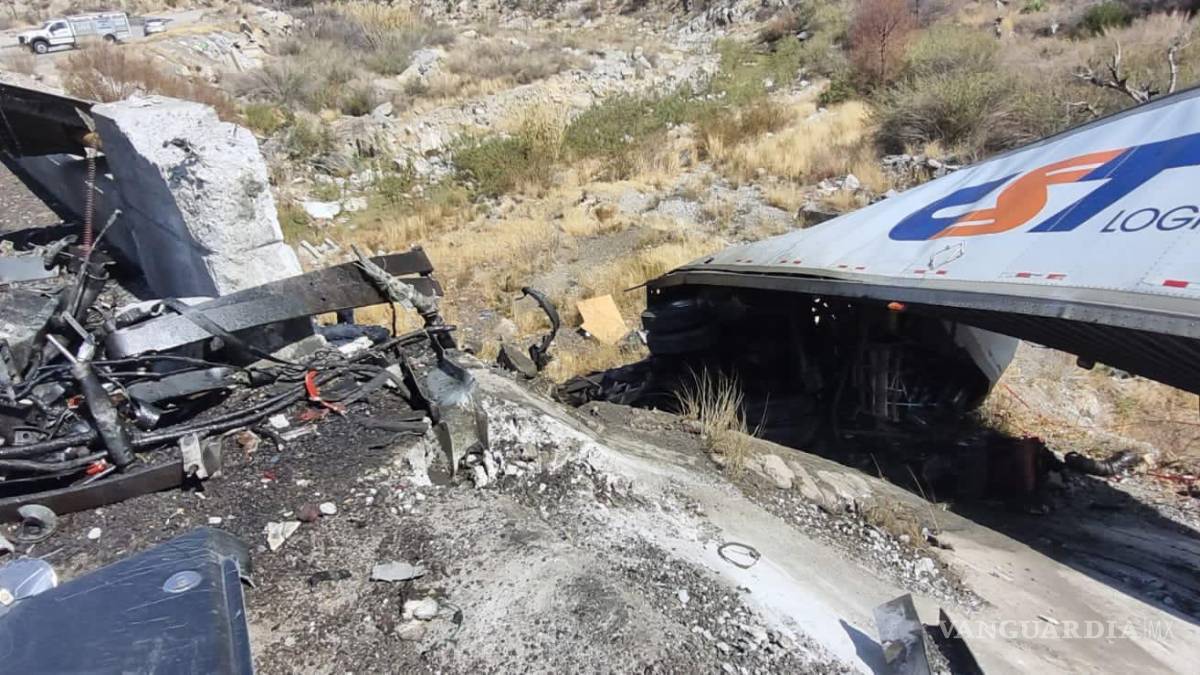 Trailero destroza su unidad en el tramo Saltillo-Los Chorros; resulta grave