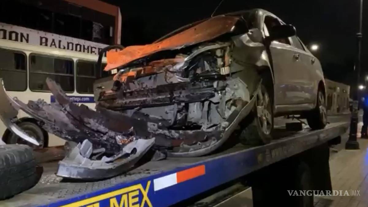 Aparatoso accidente en la Zona Centro de Saltillo en contra de un camión de transporte de personal, deja cuantiosos daños materiales