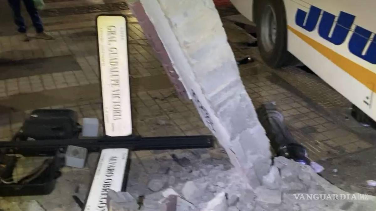 Aparatoso accidente en la Zona Centro de Saltillo en contra de un camión de transporte de personal, deja cuantiosos daños materiales