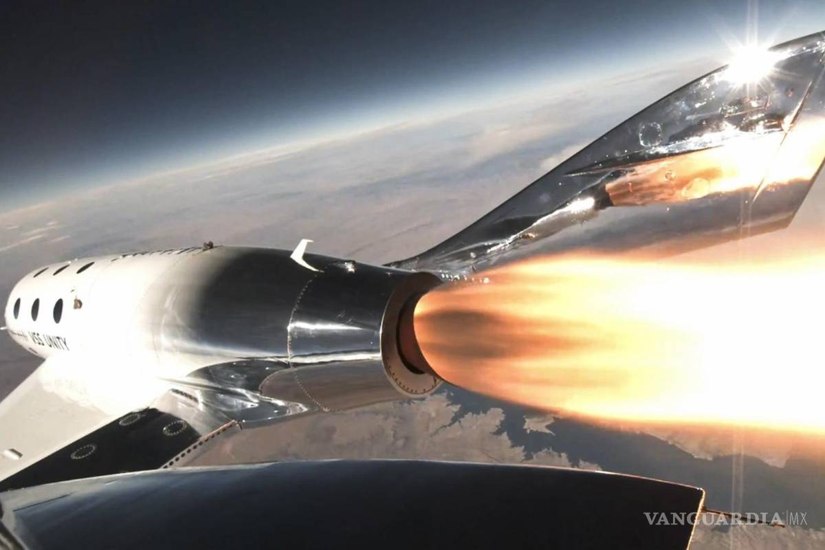 $!El VSS Unity de Virgin Galactic, un avión espacial propulsado por cohetes, durante su primer vuelo de turismo espacial con tres pasajeros.
