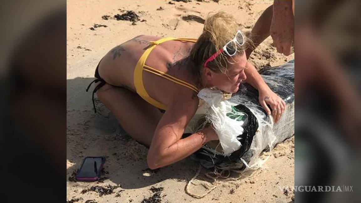Autoridades de Florida buscan a una mujer abrazando un paquete de marihuana que salió a flote tras el huracán Florence