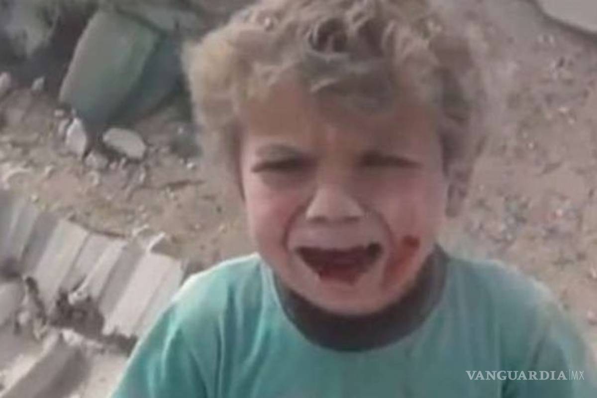 Niño llora y pregunta por madre luego de bombardeo en Siria