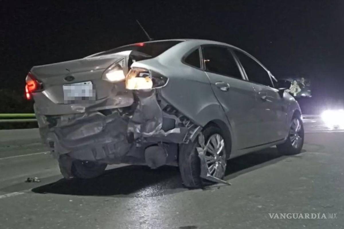 $!El Ford Fiesta quedó atravesado sobre el carril izquierdo tras el impacto registrado en el puente.