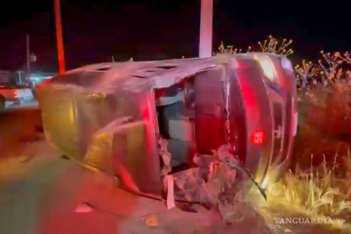 Vuelca transporte de personal tras ser impactado por alcance en la Zacatecas-Saltillo; 4 trabajadores heridos