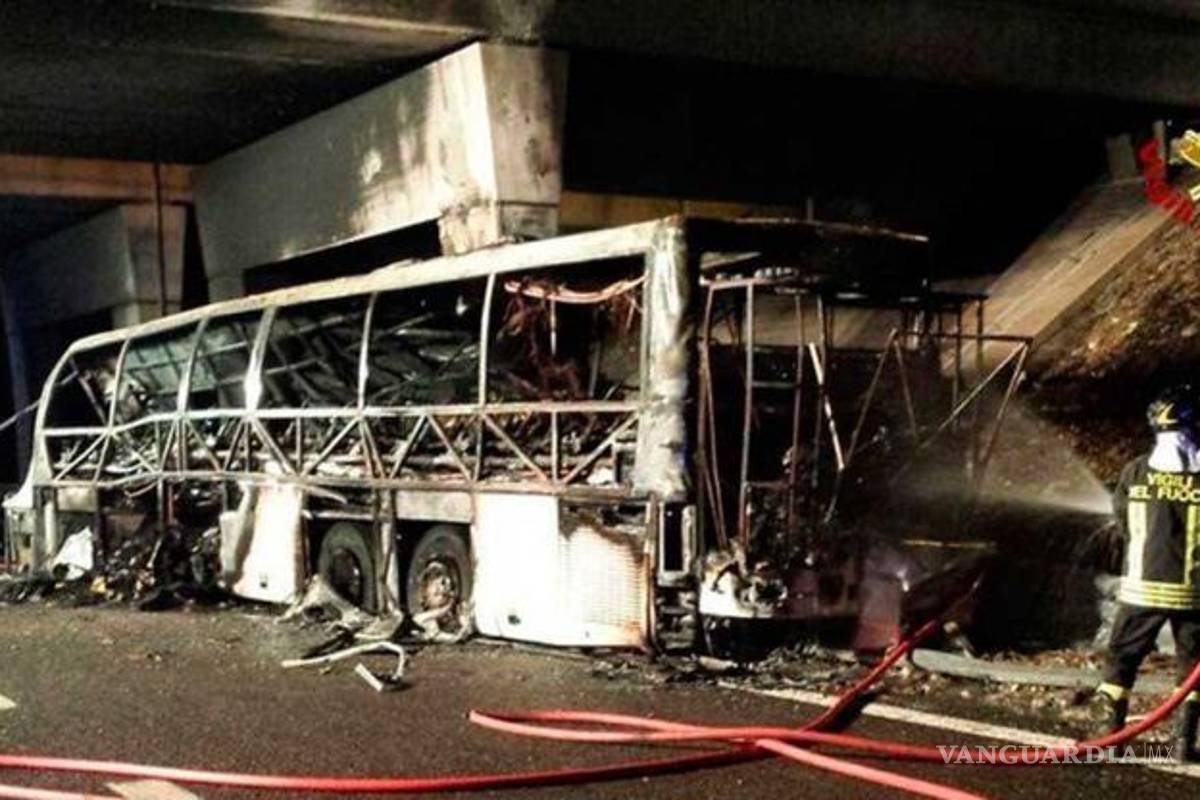 Choque de autobús deja 16 muertos en Italia