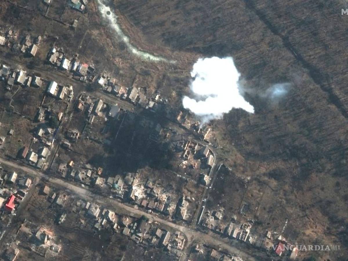 $!Esta imagen satelital proporcionada por Maxar Technologies muestra el humo de las municiones lanzadas recientemente en el sur de Bakhmut, Ucrania.
