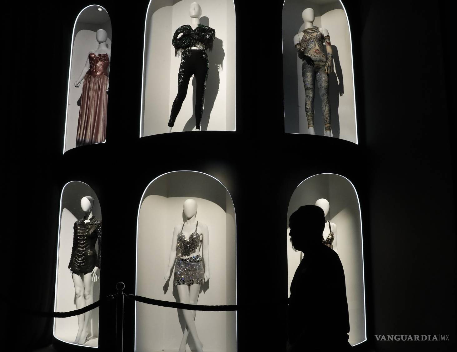 $!Las piezas de ropa usadas en giras y videos musicales son parte de la exposición.