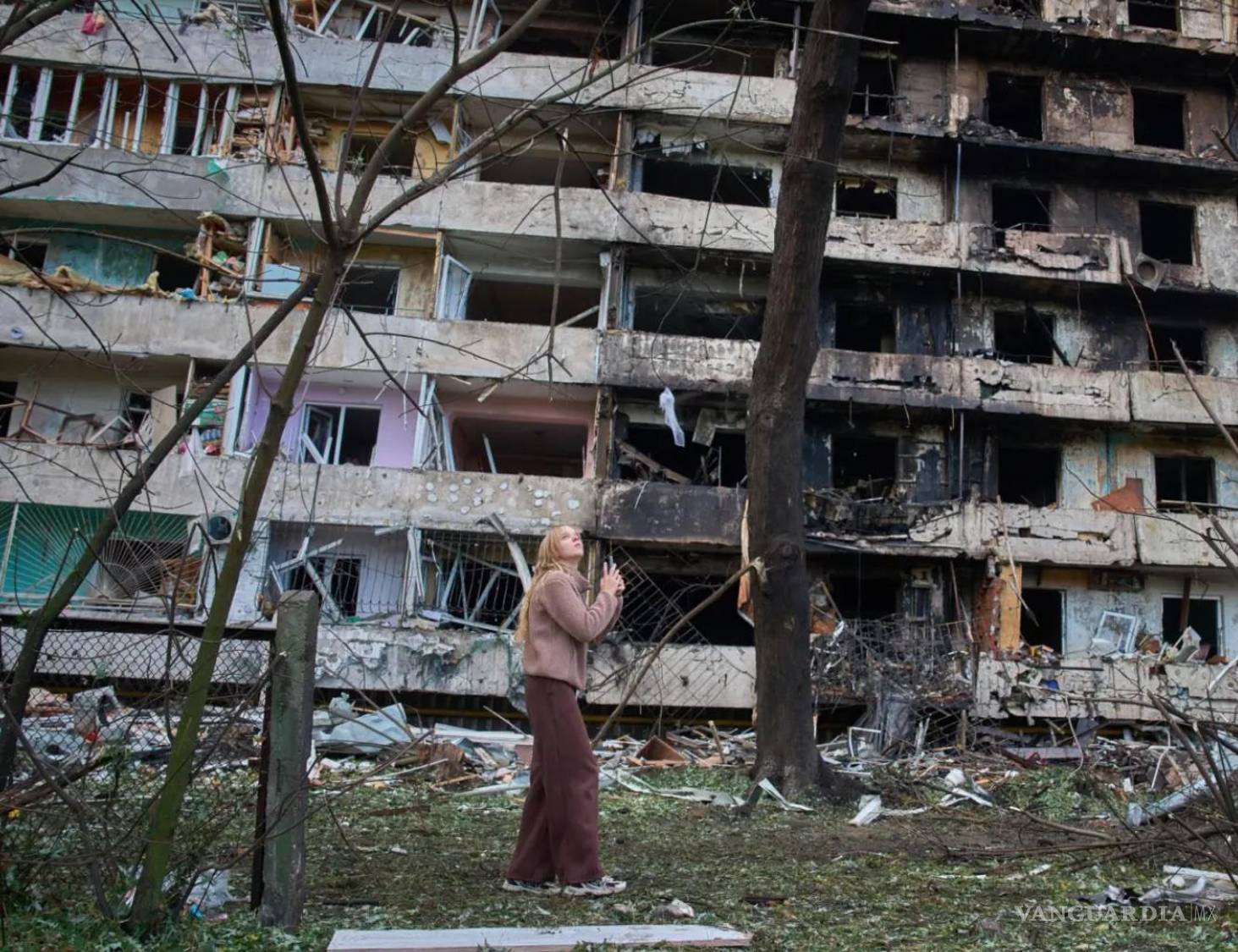 $!Una joven reacciona al ver su casa dañada tras el ataque con misiles rusos durante la noche en Kiev, Ucrania, el miércoles 14 de octubre de 2026.