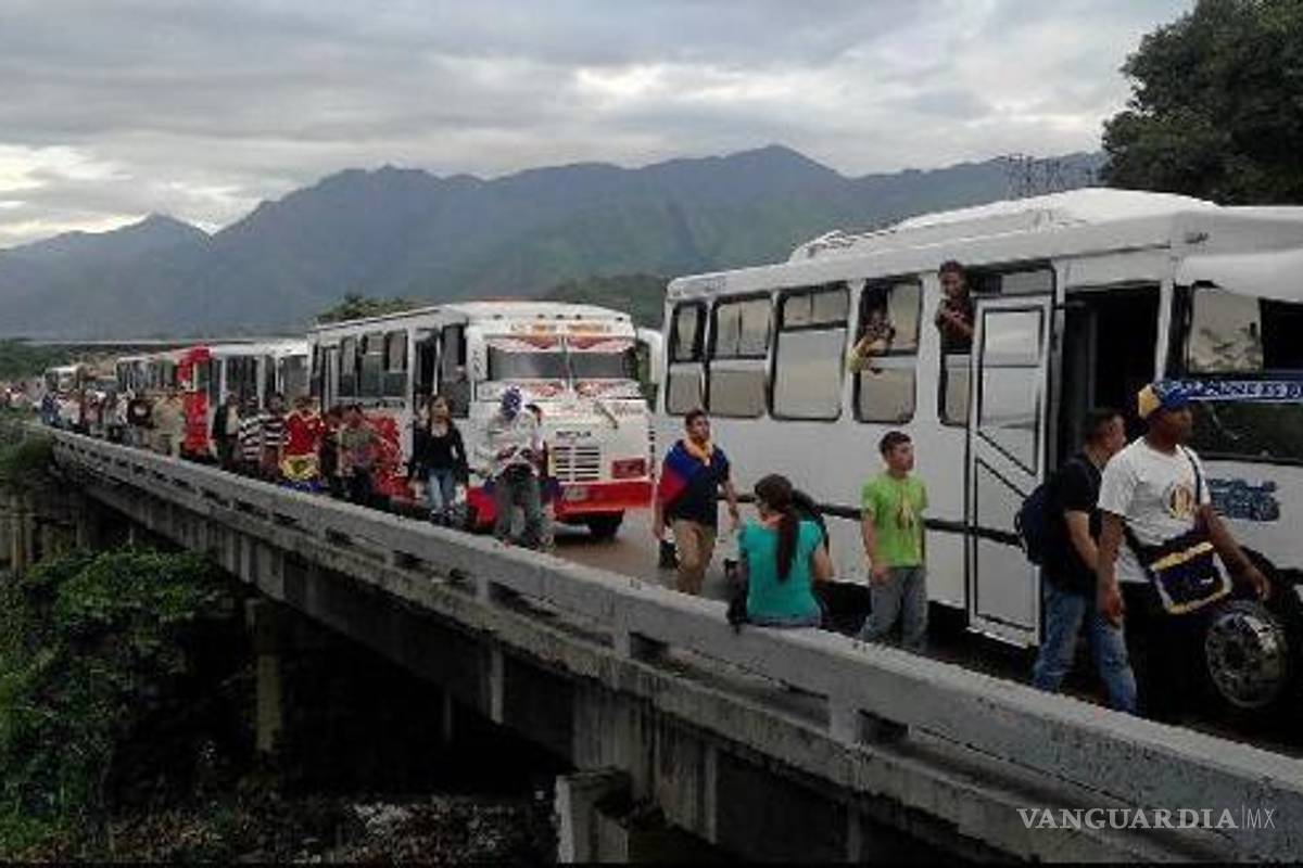 $!Miles se aproximan a Caracas para unirse a la marcha contra el régimen de Maduro, pese a bloqueos de autoridades