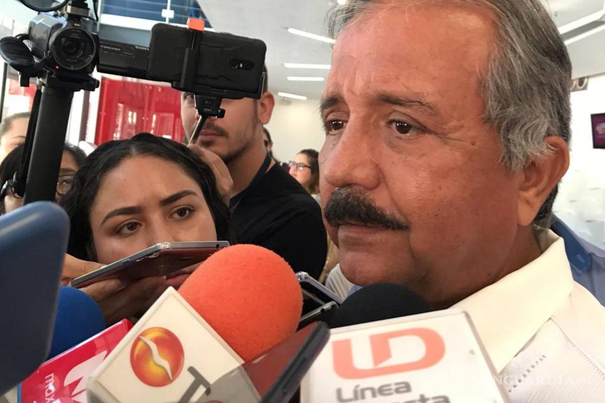 $!¿Mucho calor? Hija de alcalde de Culiacán se echa aire con billetes de 500 pesos