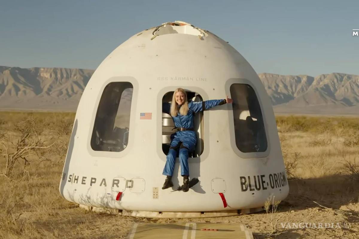 $!Michaela Benthaus posa tras el aterrizaje de la cápsula de Blue Origin en el oeste de Texas.