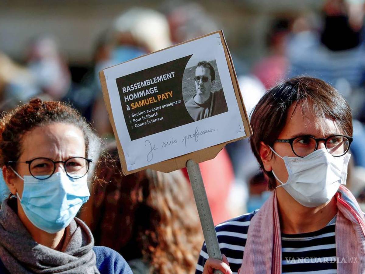 $!Manifestación contra el terrorismo después del asesinato del profesor de francés Samuel Paty, en Montpellier, Francia, el 19 de octubre de 2020.