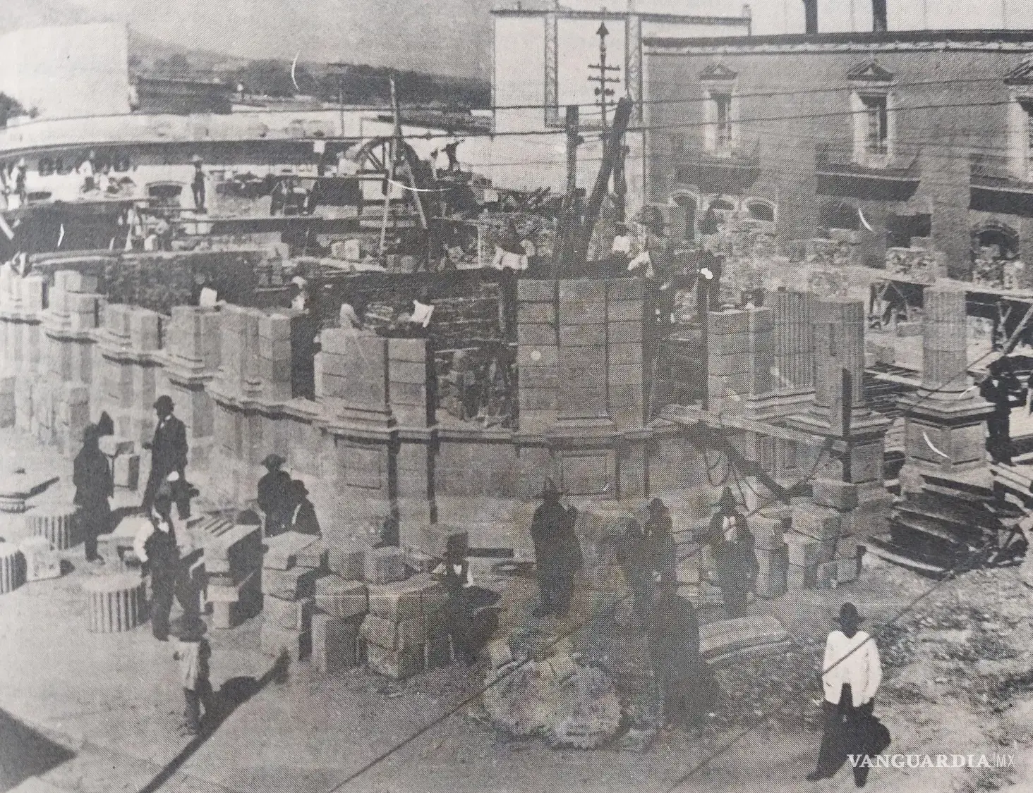$!Durante la construcción del Hotel y Banco Coahuila, inaugurado en 1902, los postes y tendidos ya formaban parte del entorno urbano. El edificio, símbolo de modernidad en su época, fue demolido en 1965. Los cables, en cambio, sobrevivieron a buena parte de aquella arquitectura.