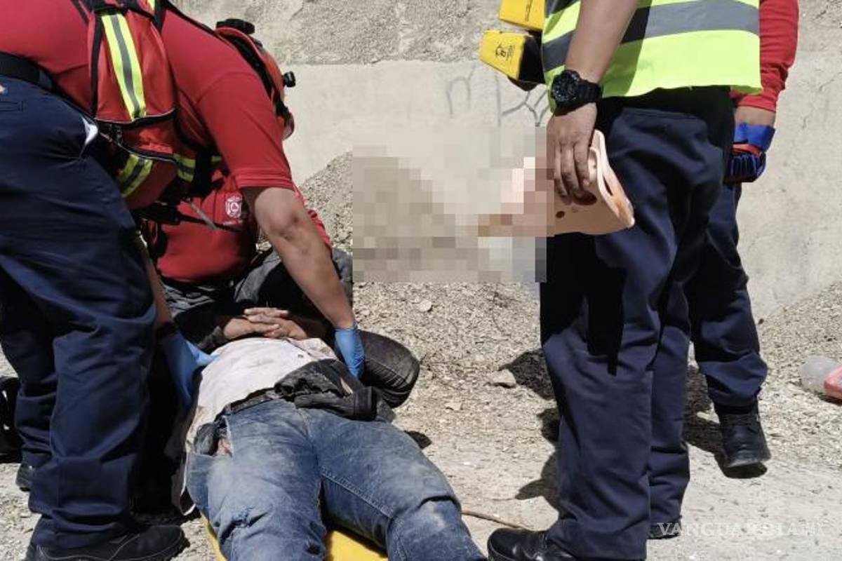 $!Elementos del Cuerpo de Bomberos ayudaron al motociclista accidentado en la colonia Escorial.