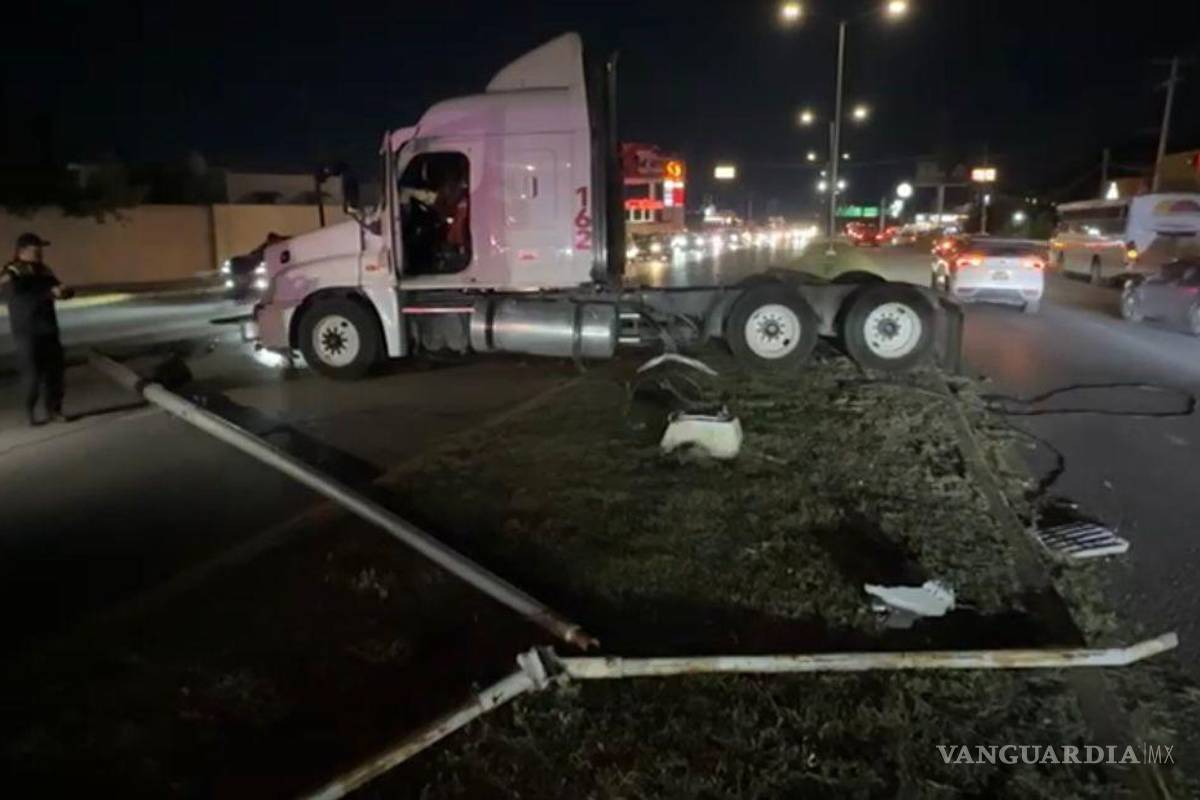 Impacta tráiler a auto, lo proyecta contra transporte y derriba luminaria en Saltillo