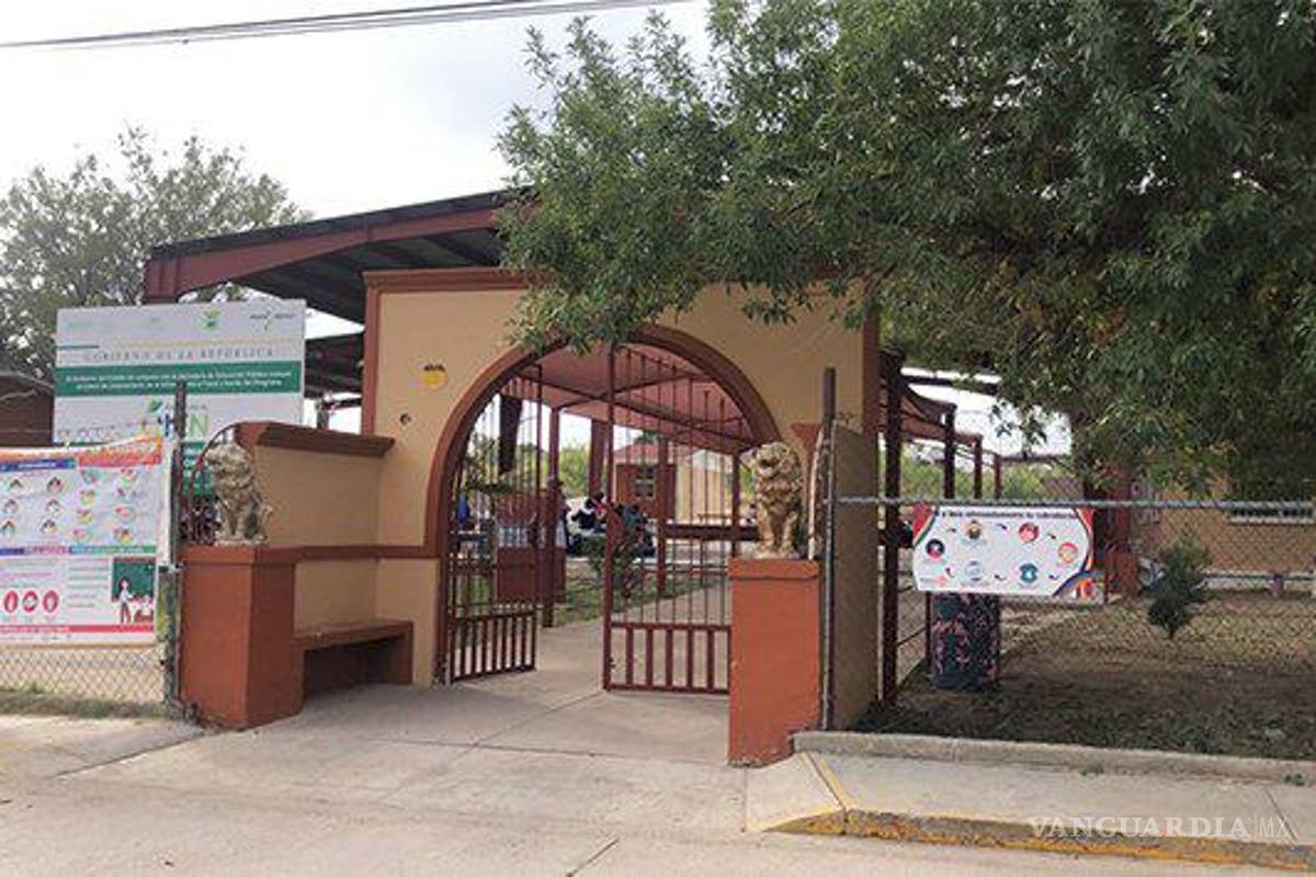 Escuelas de Piedras Negras resisten ola de calor con termos y dispensadores