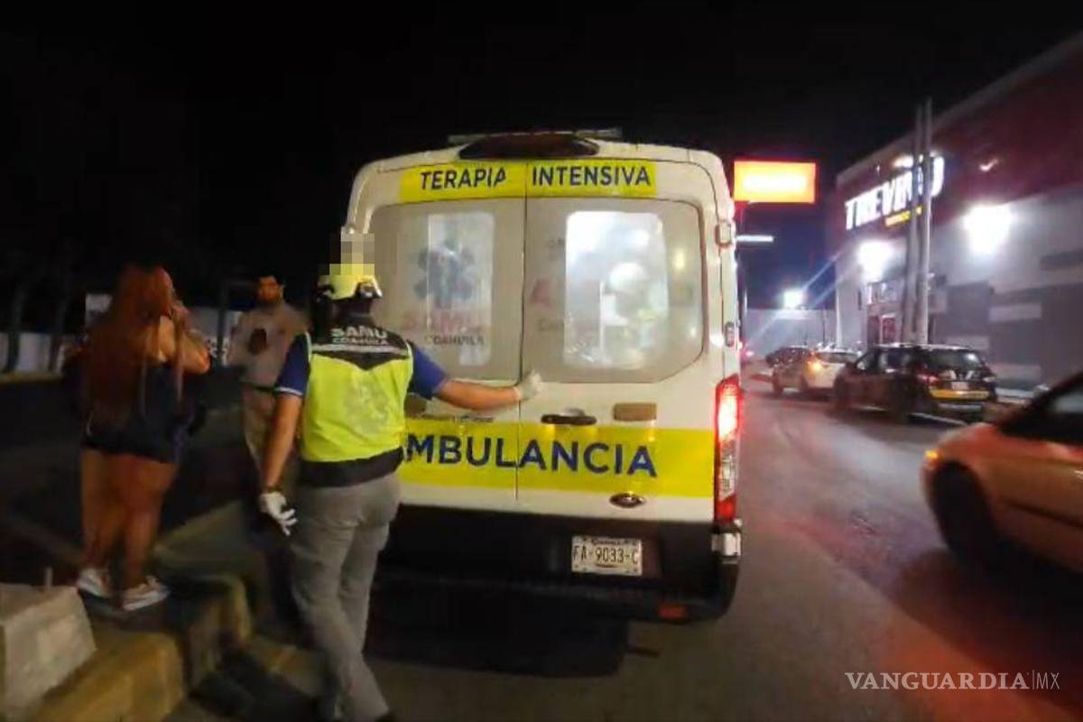 $!Paramédicos de la Secretaría de Salud valoraron al motociclista en el lugar del accidente.