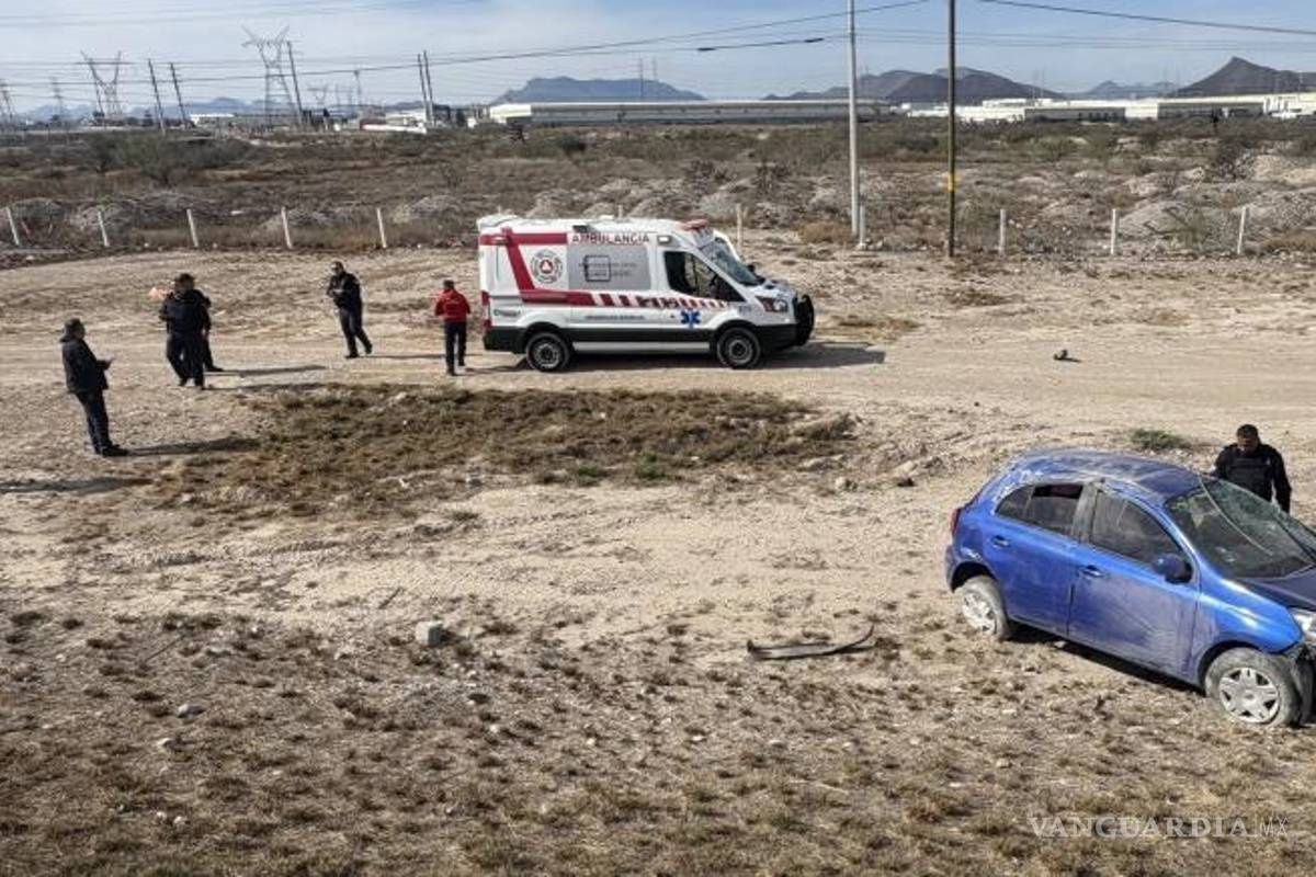 $!El vehículo compacto salió del camino y terminó volcado en la carretera federal 57.