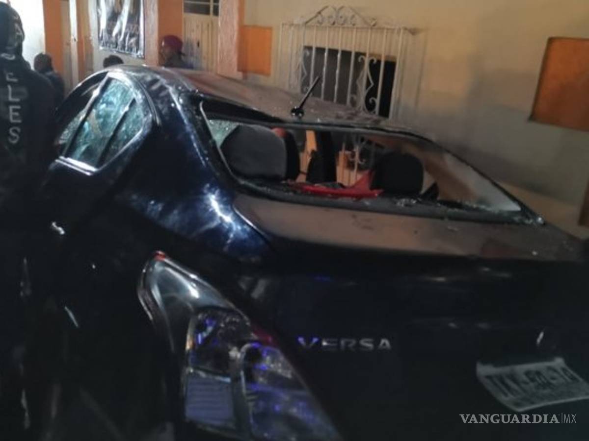 $!Ebrios embisten personas en 'muertada' de Oaxaca; hay 5 heridos y 2 detenidos