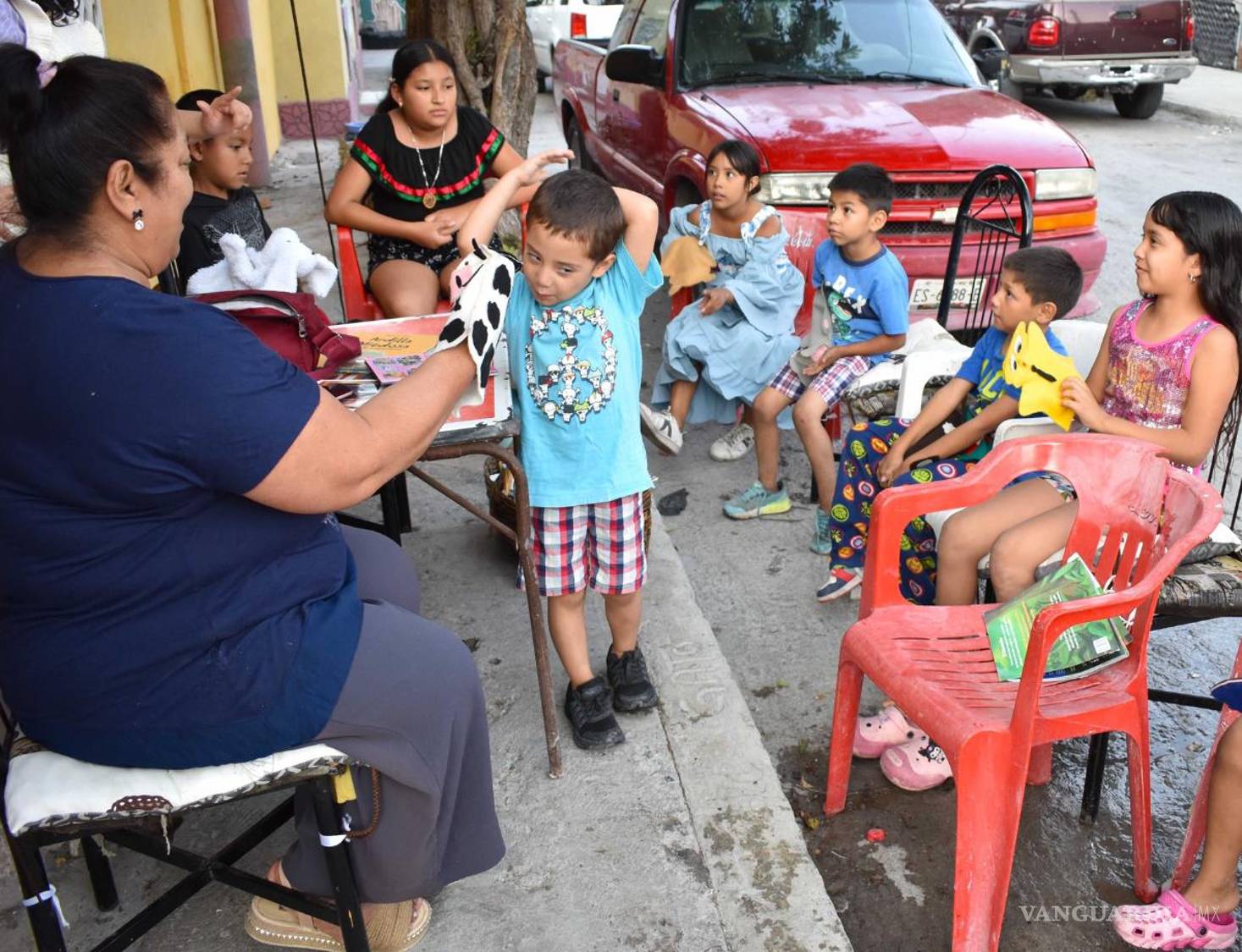 $!Unas 20 niñas y niños de la colonia El Tanquecito forman parte de la Sala de Lectura que dirige Paty García. Se reúnen cada jueves por la tarde. Las edades van de los cuatro a los 14 años. Las actividades incluyen material didáctico para que la lectura se vea como algo atractivo, y no cono una imposición.