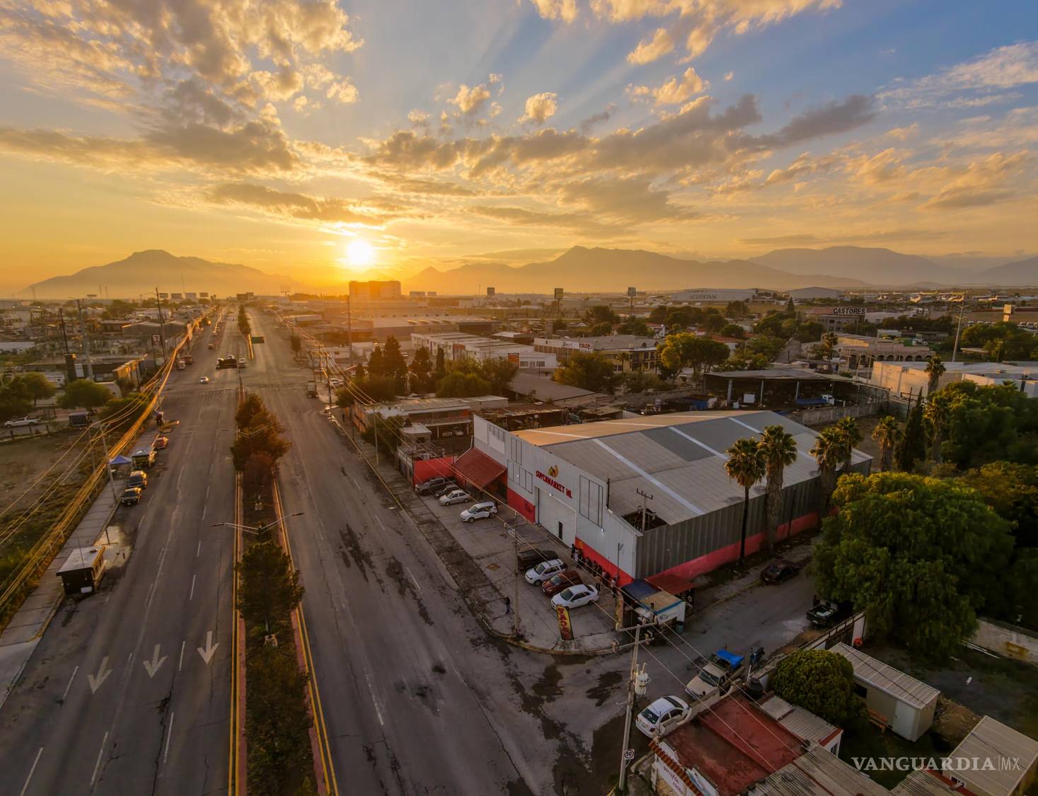 $!Atardecer por las calles de Saltillo.