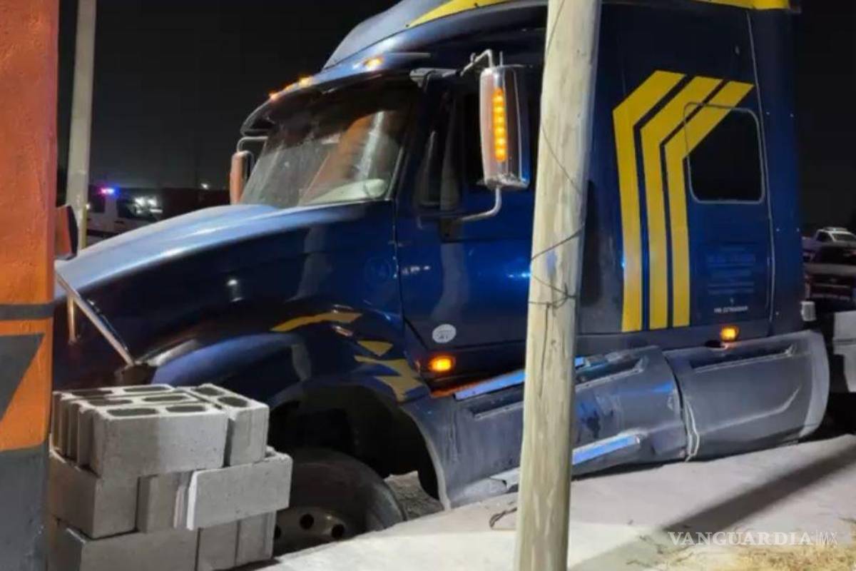 $!El chofer huyó del lugar antes de la llegada de las autoridades, dejando la pesada unidad abandonada.