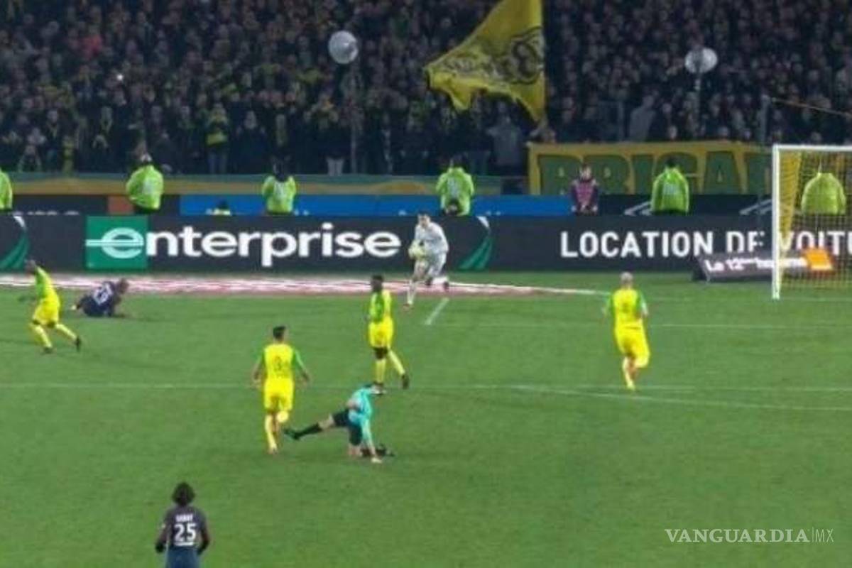 Árbitro patea a un jugador y luego lo expulsa