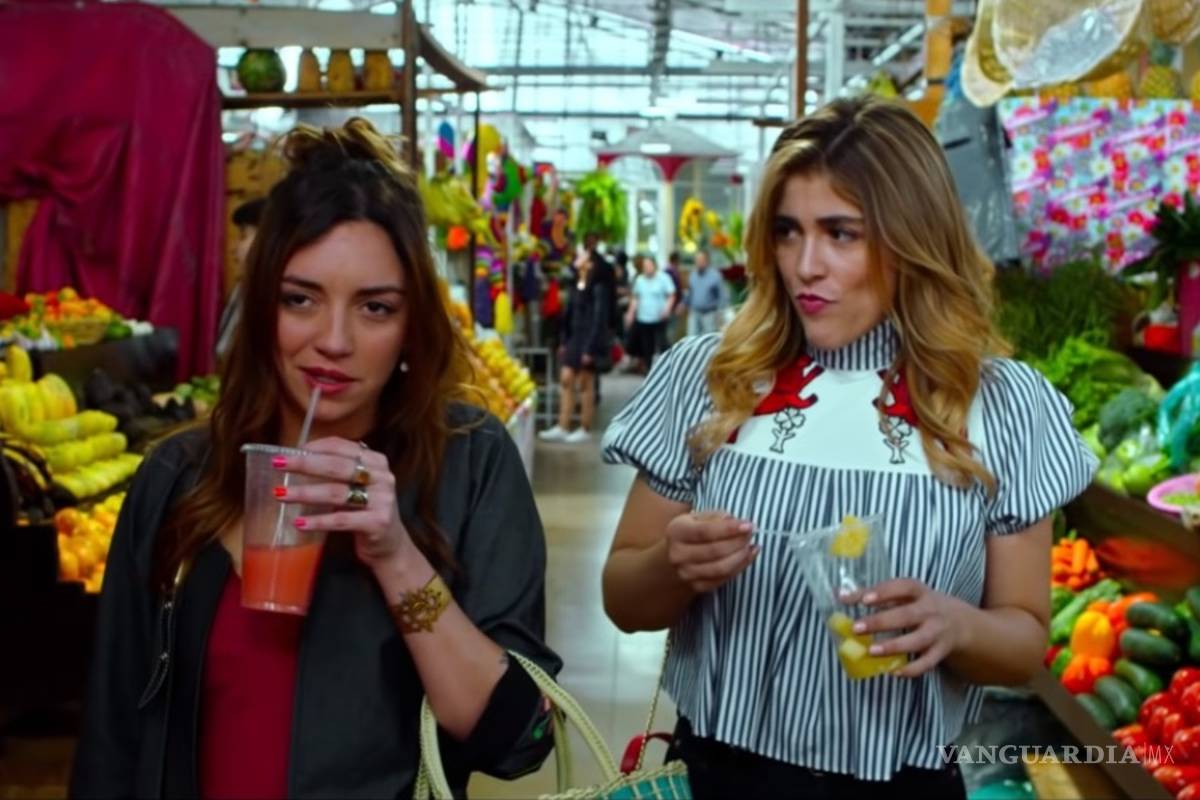 Censuran beso lésbico de Regina Blandón; "qué oso, en pleno 2020", respondió