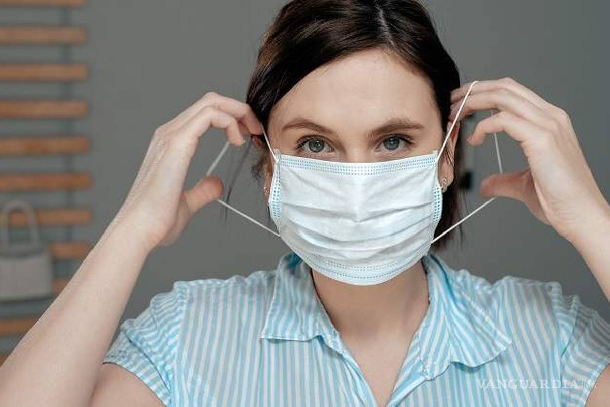 Jovencita es multada por no tener cubrebocas; se estaba comiendo un pastel en Italia