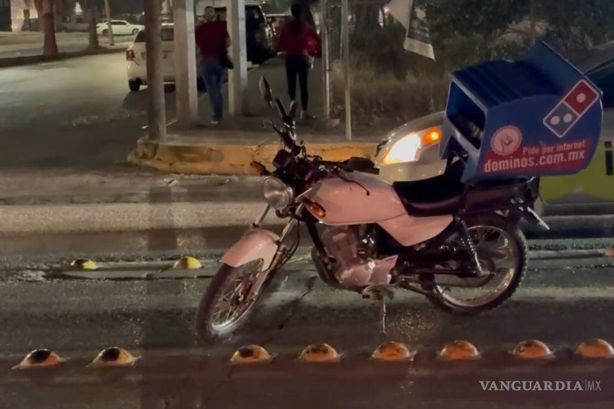 $!La motocicleta quedó dañada tras el impacto registrado en el cruce de ambos bulevares.