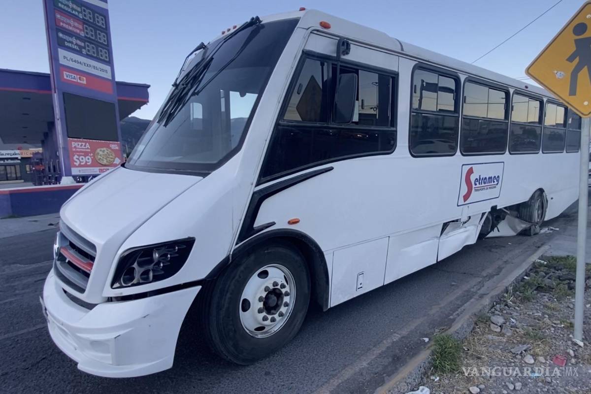 Se estrella contra base de semáforo tras presunta falla mecánica al oriente de Saltillo