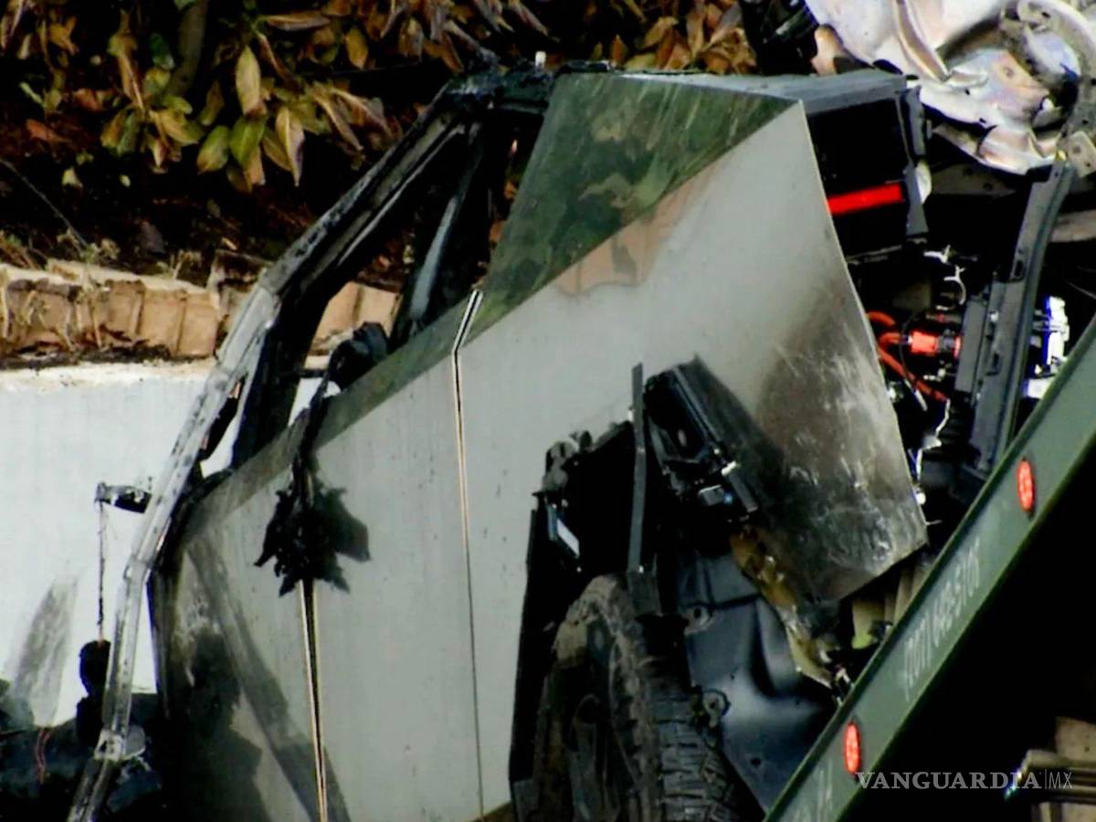 $!Cybertruck choca y se quema, tres mueren, en California