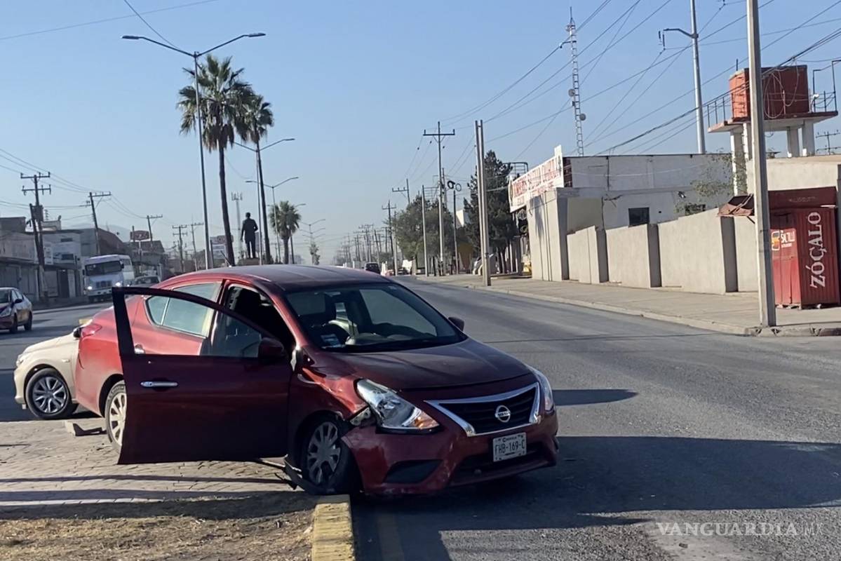 Choca auto al ignorar el alto y lo sube al camellón, en Saltillo